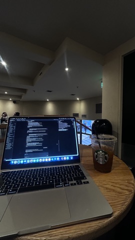 Mi MacBook en un café